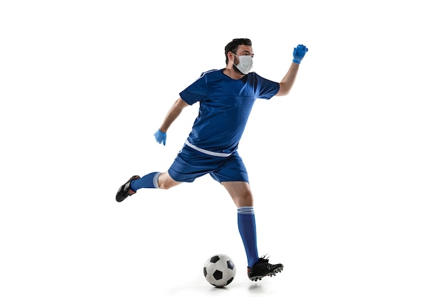 Победите болезнь. Мужской футбол, футболист в защитной маске. По-прежнему активен во время карантина. Здравоохранение, медицина, спортивная концепция.