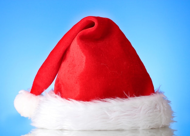 Photo beautiful christmas hat on a blue background