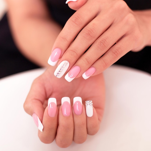 Photo beautiful female hands with french manicure nails