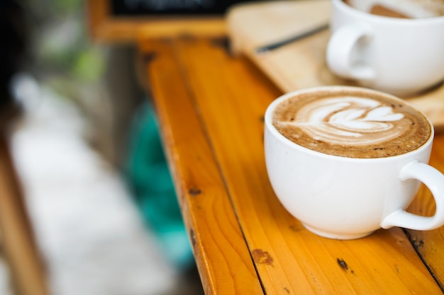 거품 우유 나무 그림 아름다운 라떼 아트 커피