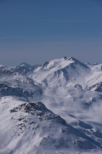 Фото Красивый пейзаж горы зимой