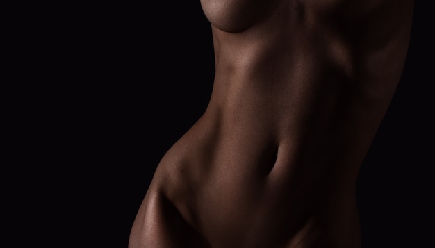 Фото Красивые линии женского тела на темном фоне
