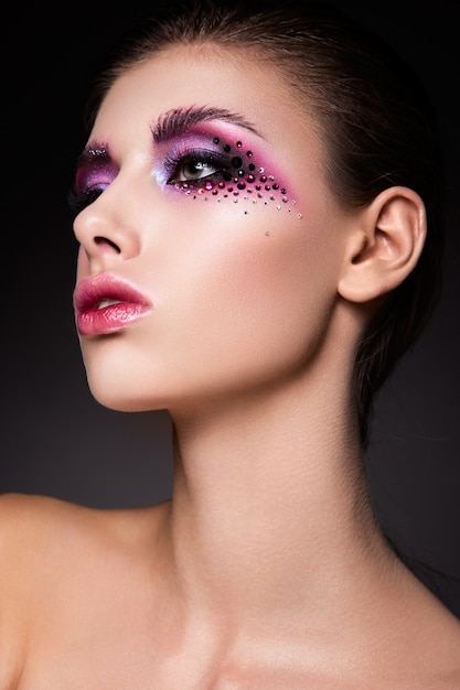 Фото Красивая женщина с розовым макияжем