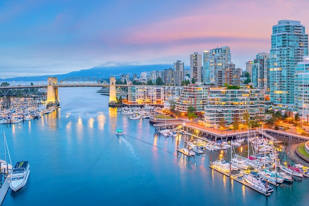 Photo beautiful view of downtown vancouver skyline, british columbia, canada at sunset