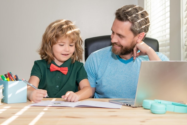 Бородатый папа или школьный частный репетитор обучает мальчика-сына современной семье ноутбуков