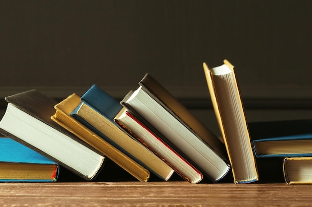 Книги крупным планом на старом деревянном столе