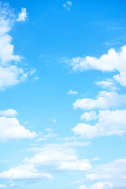 Фото Голубое небо белые облака - вертикальный фон