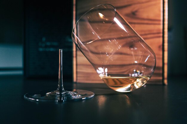 Foto bicchiere di vino rotto