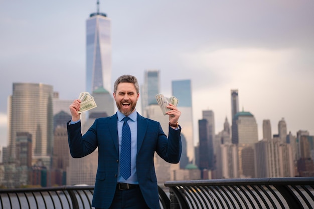 Фото Бизнесмен держит деньги в долларах в нью-йорке