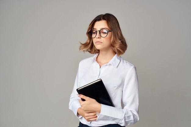 Фото Деловая женщина в белой рубашке документирует менеджера офиса, позирующего на фото высокого качества
