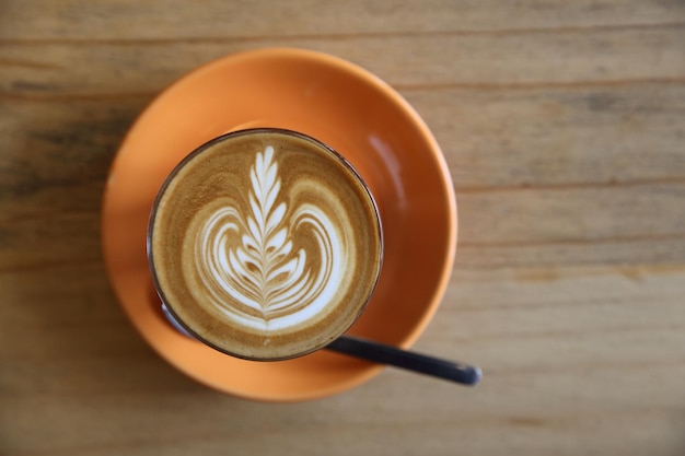 Кофе капучино на деревянном фоне в кафе