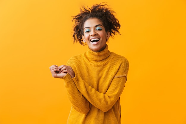 Photo cheerful young african woman wearing sweater standing isolated