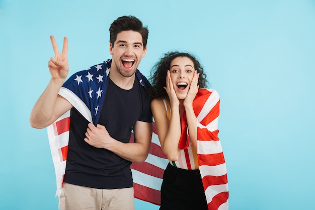 Photo cheerful young couple standing isolated, wearing american flag