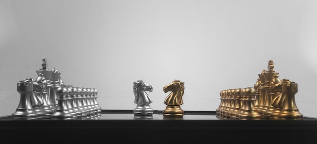 Фото Шахматная настольная игра концепция бизнес-идей и конкуренции и стратегии, концепция и финансы