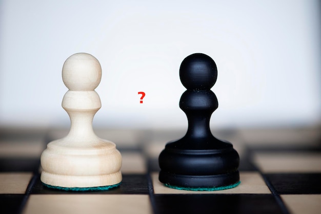 Фото Шахматная фигура двух одинаково сильных противников, противостоящих друг другу.