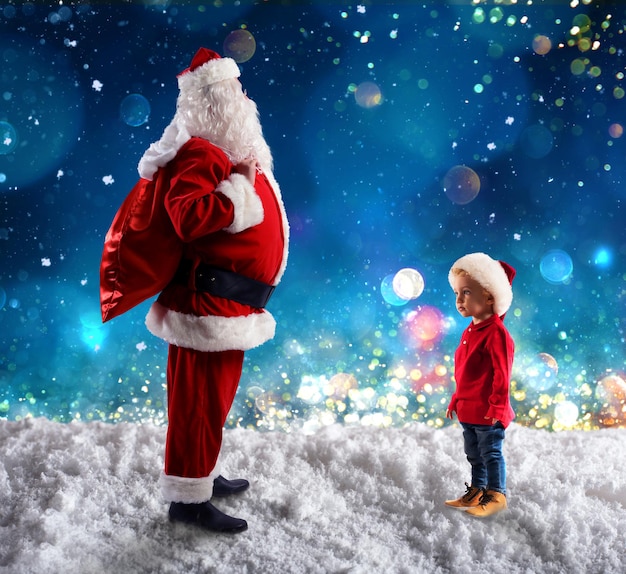 Ребенок ждет рождественский подарок от санта-клауса