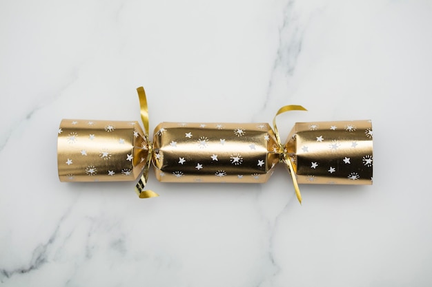 Рождественские крекеры роскошные золотые и черные праздничные крекеры на мраморном фоне
