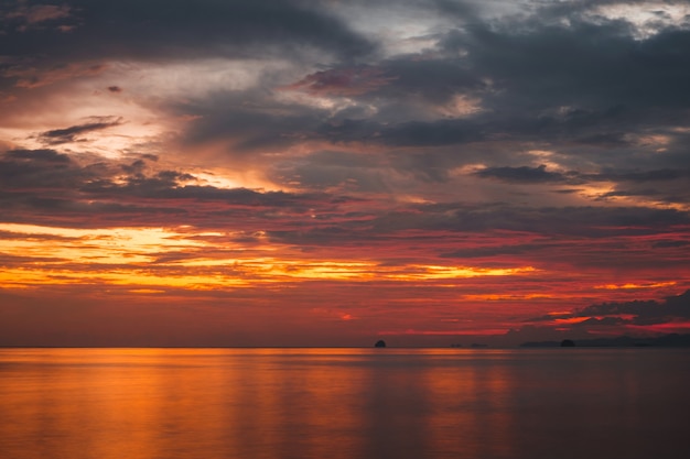 Фото Красочный закат на море