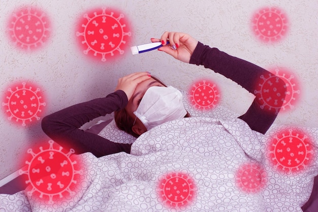 Фото Икона коронавирусной бактерии больная девушка лежит в постели с термометром в окружении вирусов
