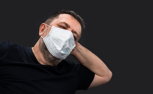 Концепция пандемии коронавируса. Человек с медицинской маской для лица. Коронавирус эпидемия. Лекарство от вируса.