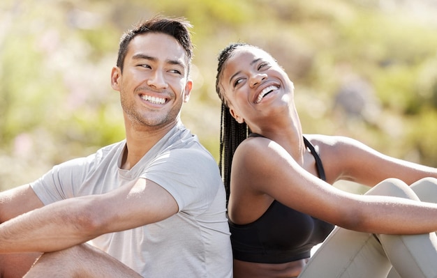 Photo couple rest after mountain hiking nature adventure young black woman and asian man relax together a hike is good for fitness a free way to see landscape and natural beauty of earth when traveling