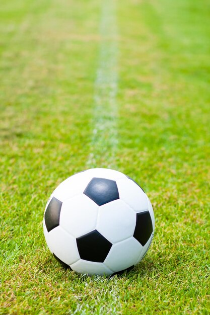 Foto close-up van een voetbal op het gras