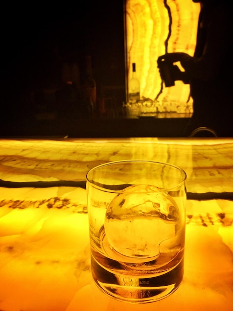 Foto close-up di una bevanda su un tavolo illuminato