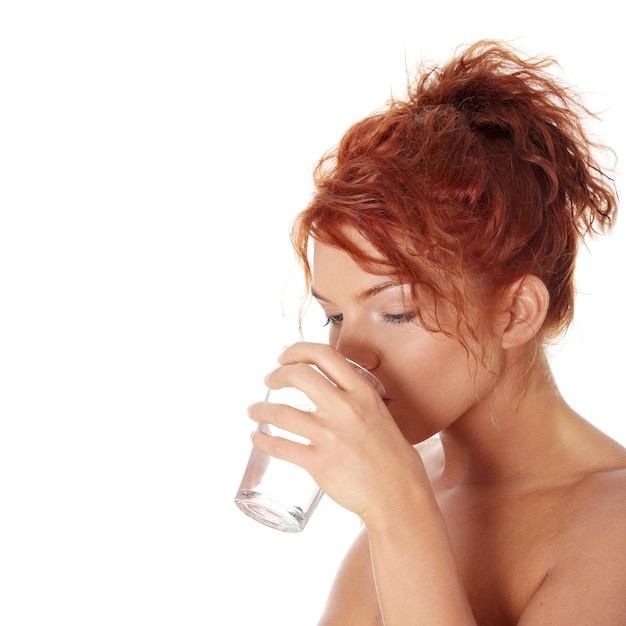 Фото Клоуз-ап женщины, пьющей воду из стакана на белом фоне
