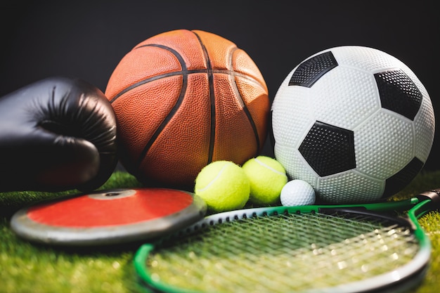 Фото Закройте боксерские перчатки и баскетбол футбол теннисные мячи для гольфа и диск
