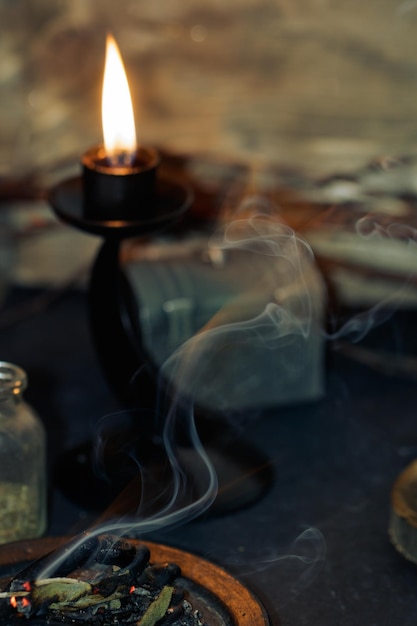 Фото Близкий план горящей свечи на столе