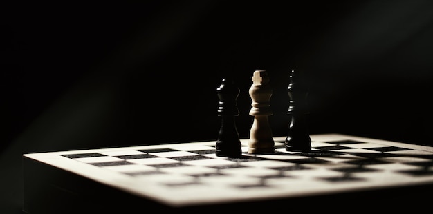 Фото Клоуз-ап шахматной доски на черном фоне