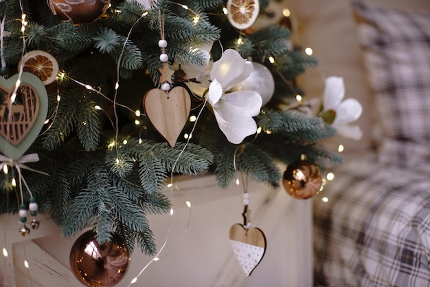 Фото Близкий план освещенной рождественской елки дома