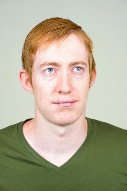 Фото Крупным планом человека с рыжими волосами изолированы