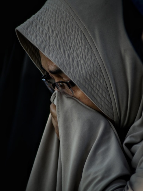 Фото Клоуз-ап зрелой женщины в хиджабе на черном фоне
