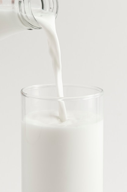 Фото Крупным планом наливание свежего молока в стакан