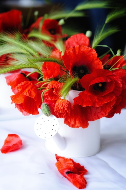 Фото Близкий план красных роз в вазе на столе