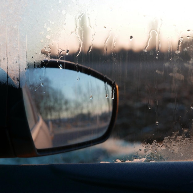 Photo close-up of rain drops on cars window