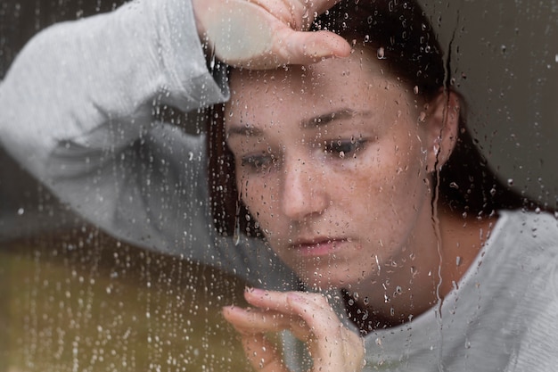 Заделывают грустная женщина с дождем