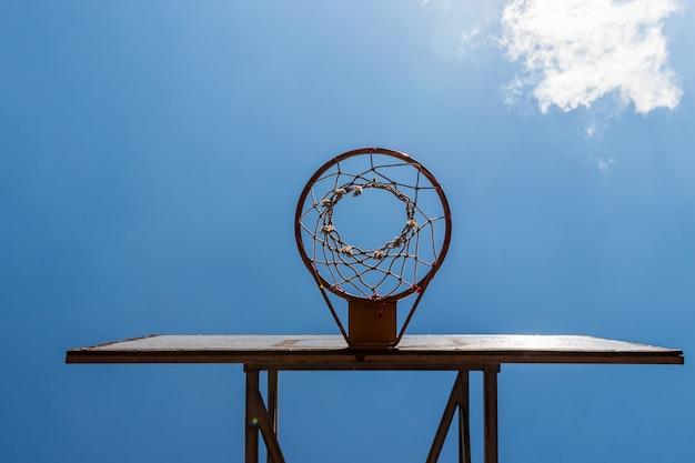 Фото Крупным планом открытый старинный баскетбольное кольцо и голубое небо