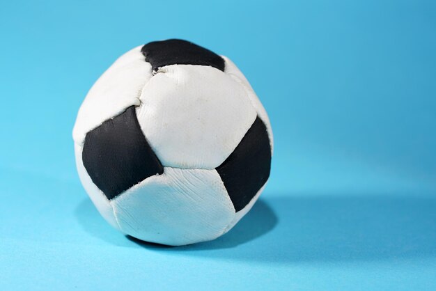 Фото Близкий взгляд на мяч, выделенный на синем фоне