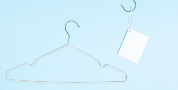 Креативная плоская вешалка с белой бумажной этикеткой этикетка для одежды пустой шаблон макета
