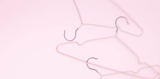 Креативные плоские вешалки пастельно-розовый фон Продажа дисконтный магазин промо концепция покупок Вид сверху Копия пространства