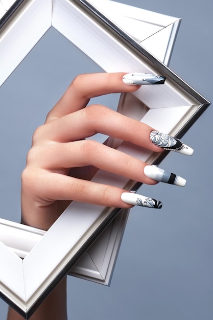 Photo creative gradient design of nails on female hands art manicure photo taken in studio