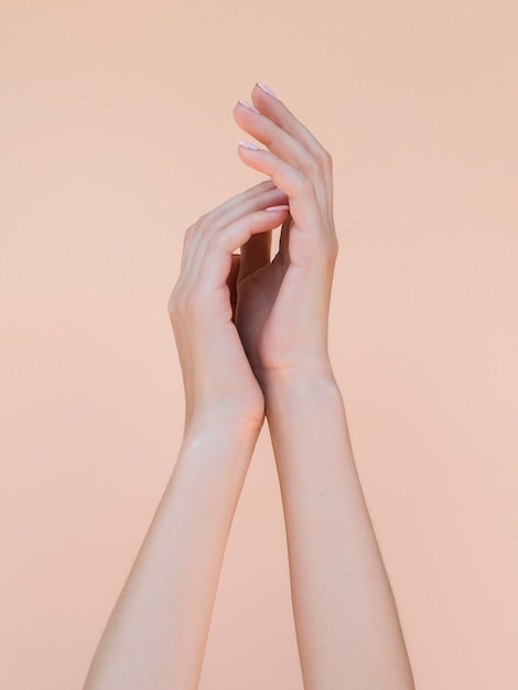 Фото Нежные женские руки вид сбоку