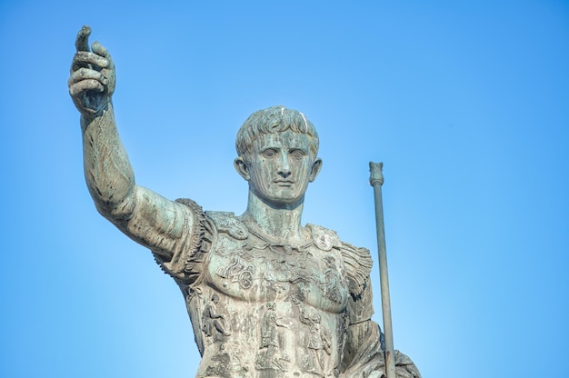 Foto particolare della statua dell'imperatore ottaviano augusto a roma