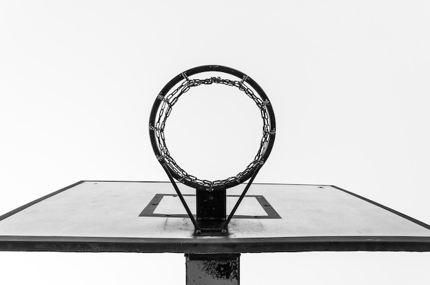 Фото Прямо под выстрелом баскетбольного кольца на чистом небе