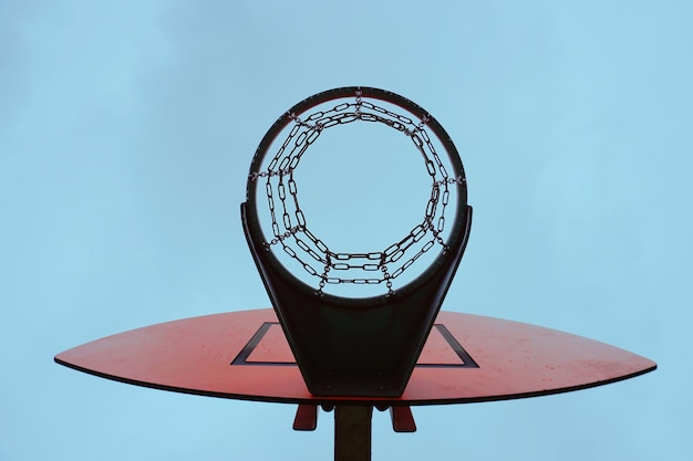 Фото Прямо под выстрелом баскетбольного кольца в небо