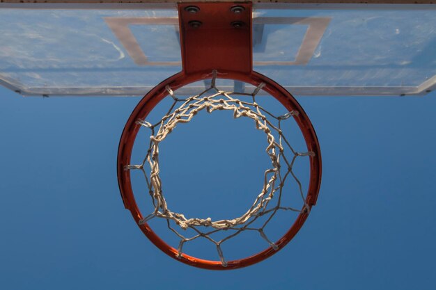 Фото Прямо под выстрелом баскетбольного кольца в небо