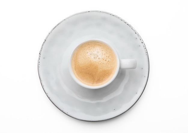 Эспрессо небольшая свежая чашка кофе на белом фоне Большой источник энергии