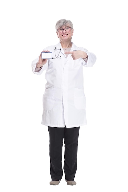 Опытная женщина-врач показывает свою визитную карточку